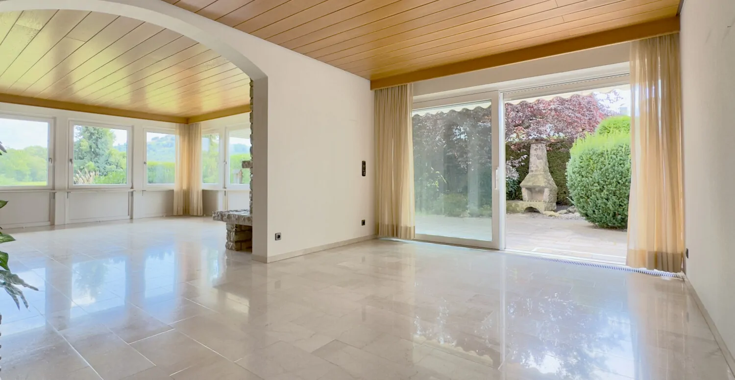 Speisebereich mit Zugang zur geräumigen Terrasse