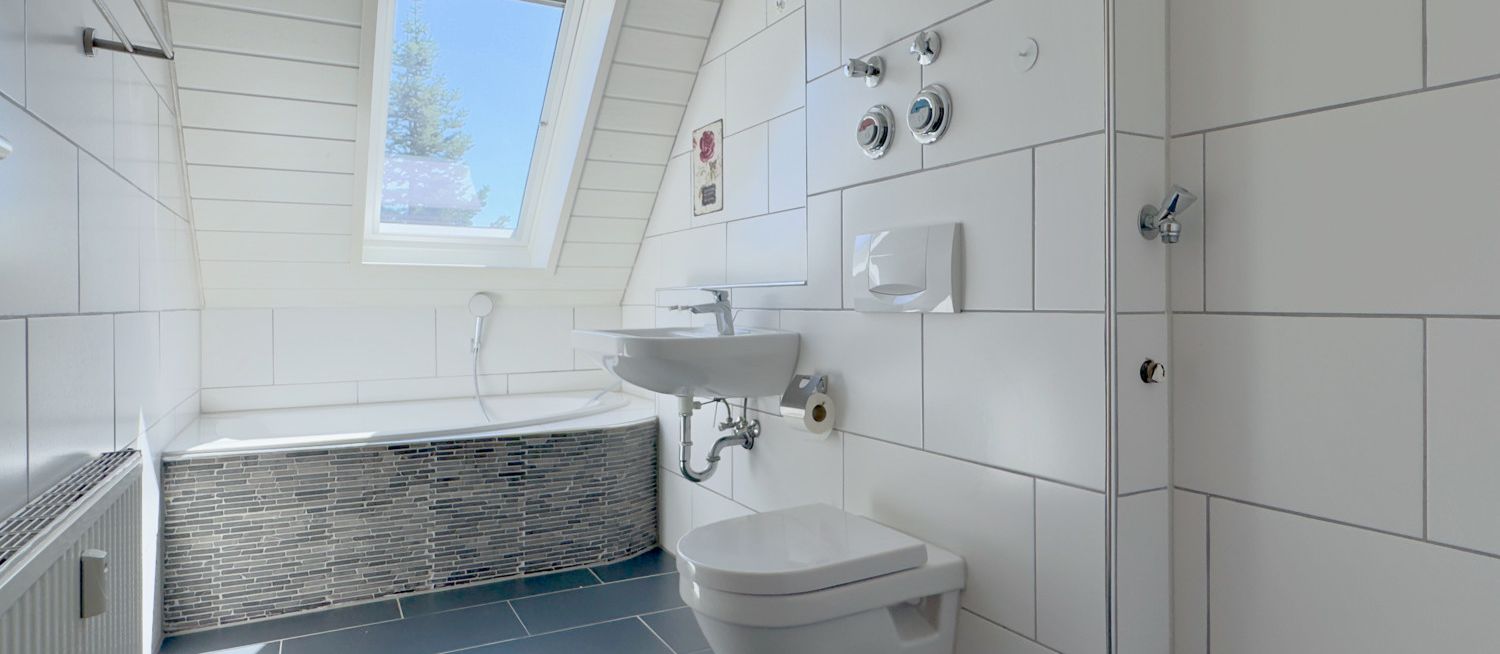 Bad mit Badewanne und Waschmaschinenanschluss