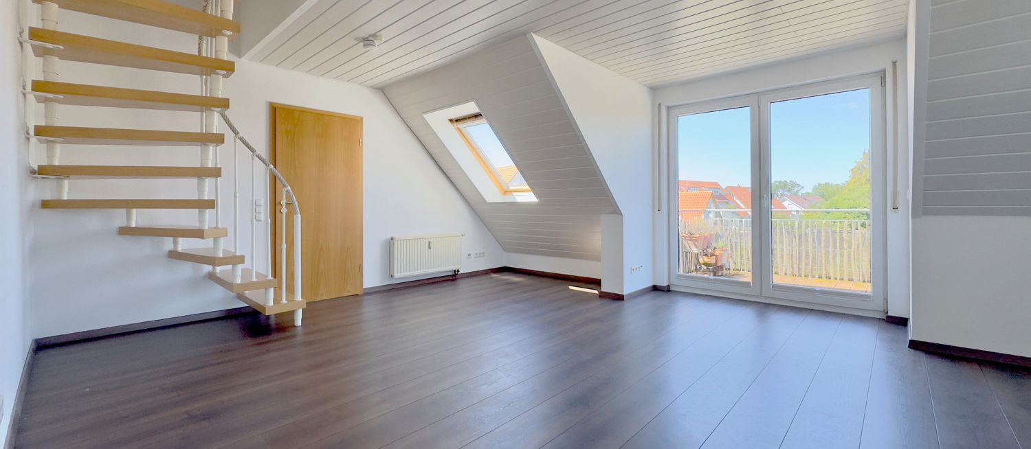 Wohnzimmer mit Balkonzugang