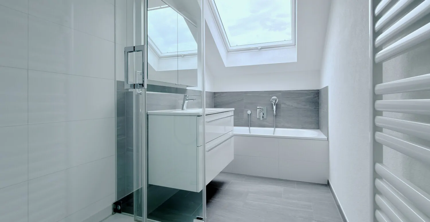 Modernisiertes Tageslicht-Bad mit Badewanne und Dusche