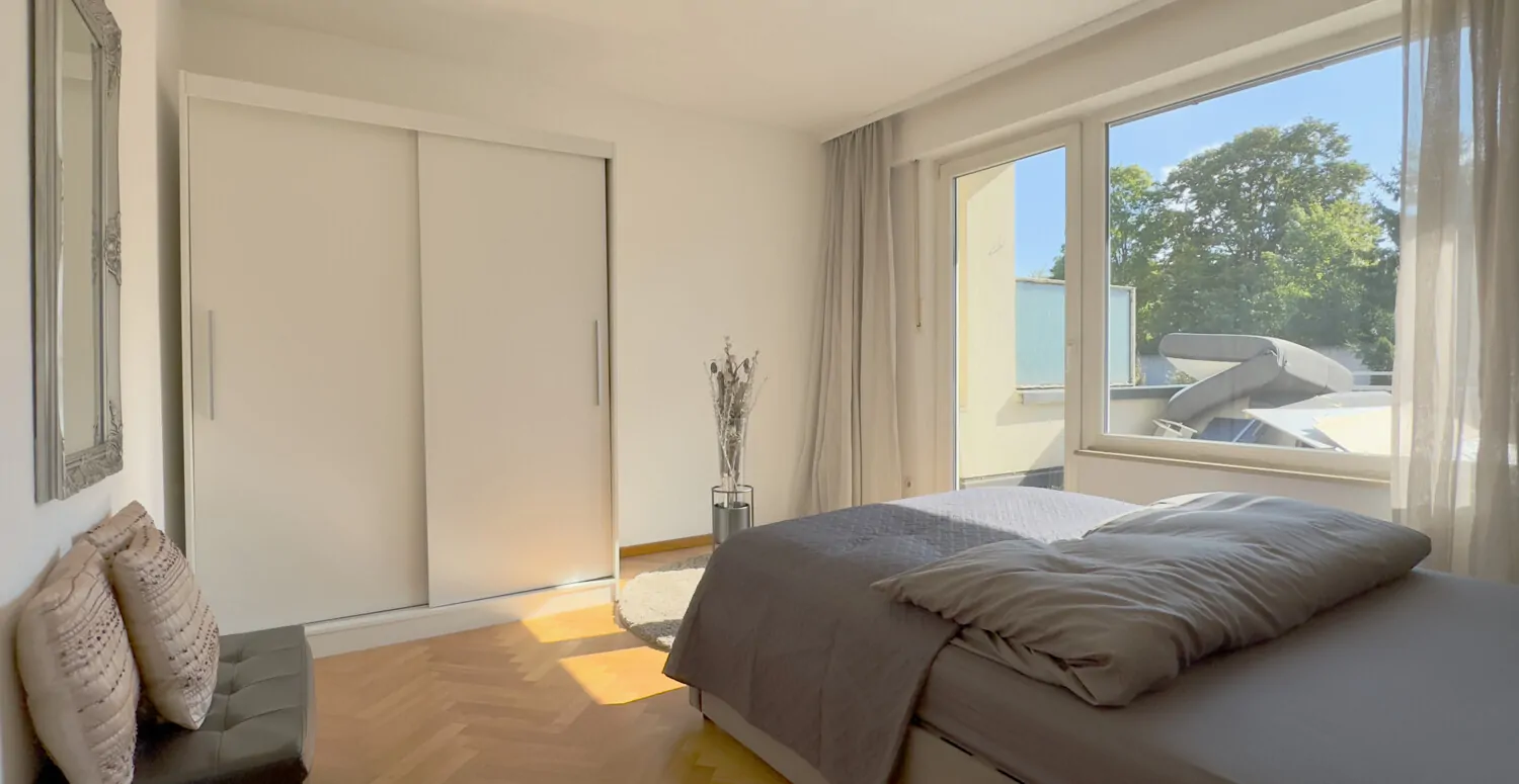 Schlafzimmer Obergeschoss mitZugang zum Balkon