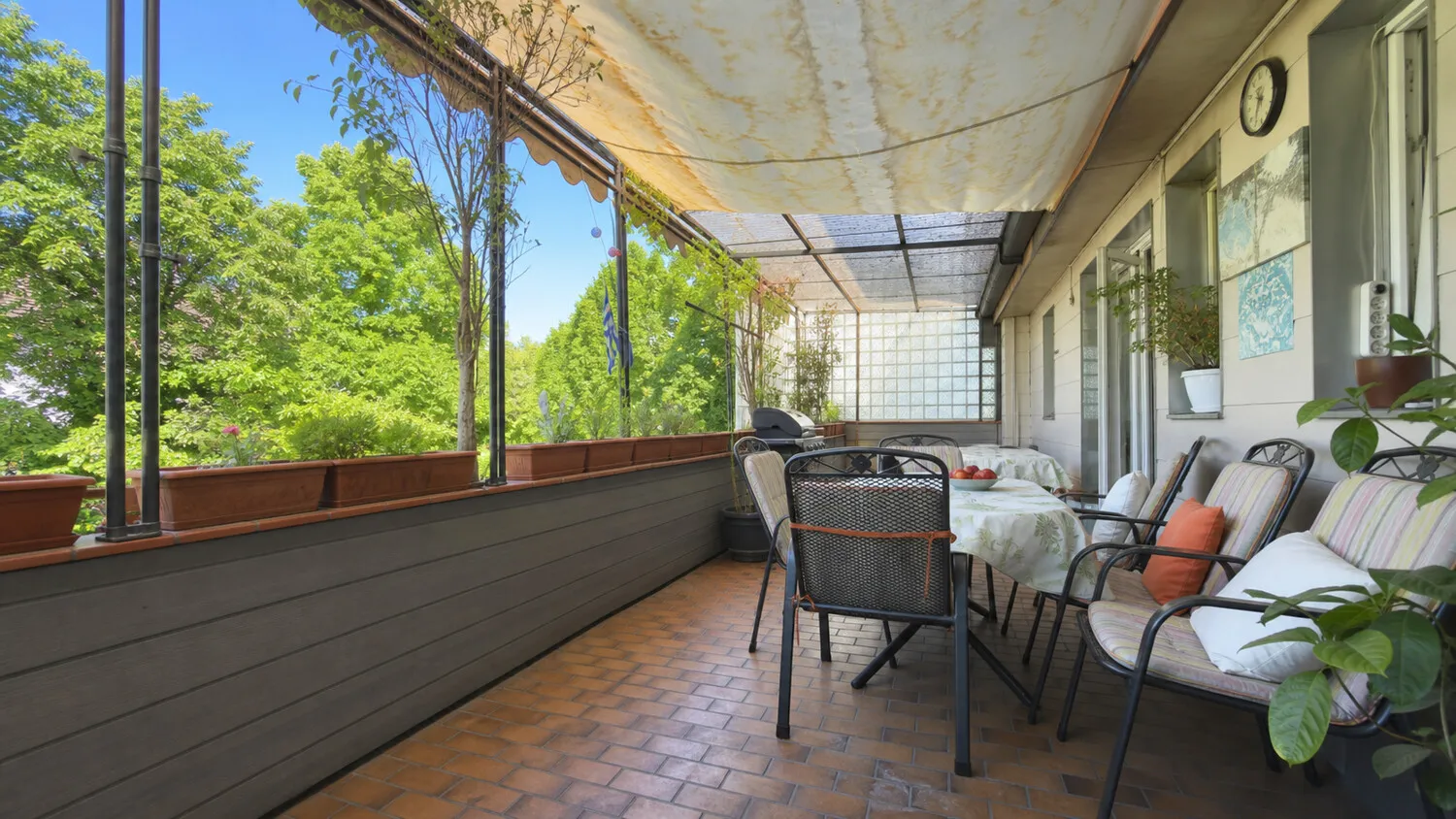 Großer Balkon große Wohnung OG