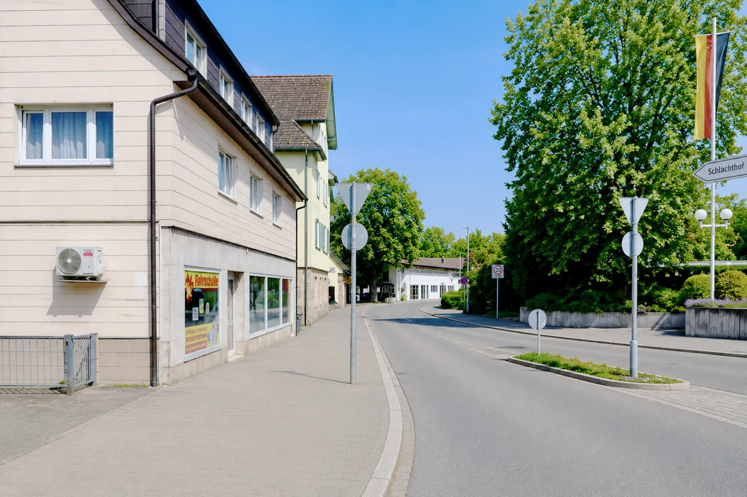 Hausfront in unmittelbarer Nähe zum Neckarweg und Neckarradweg