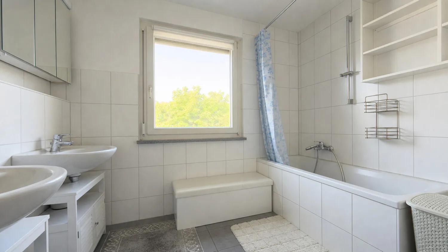 Bad mit Badewanne große Wohnung 2. OG