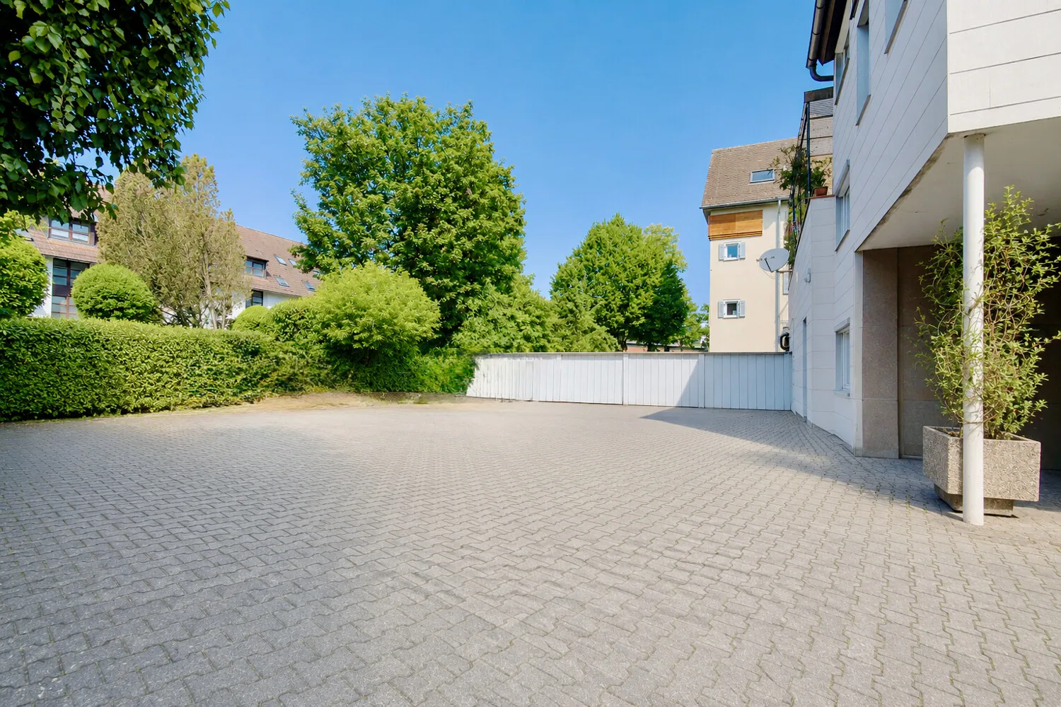 Hof mit Stellplätzen und Einzelgaragen (1)
