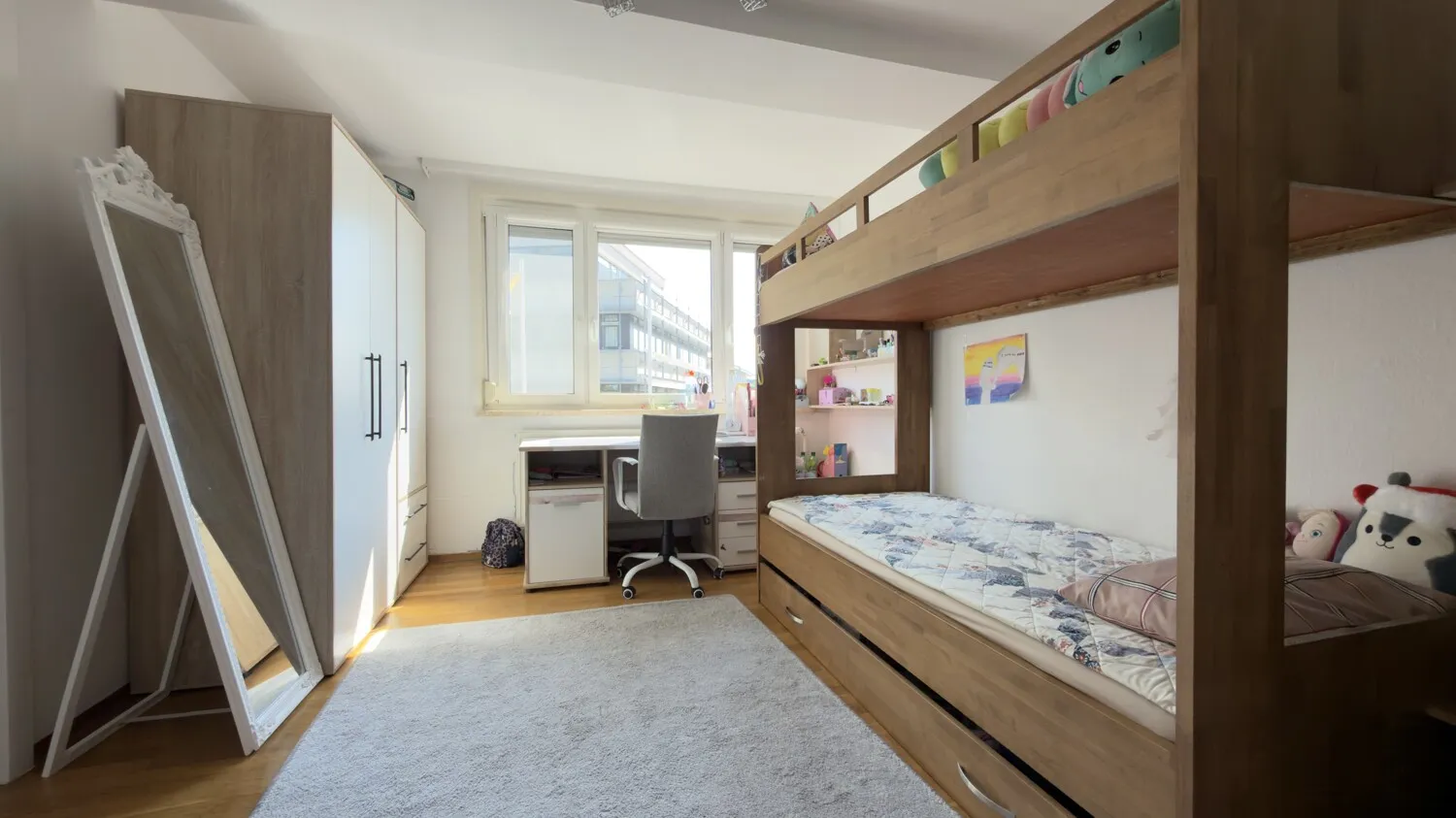 Kinderzimmer große Wohnung OG