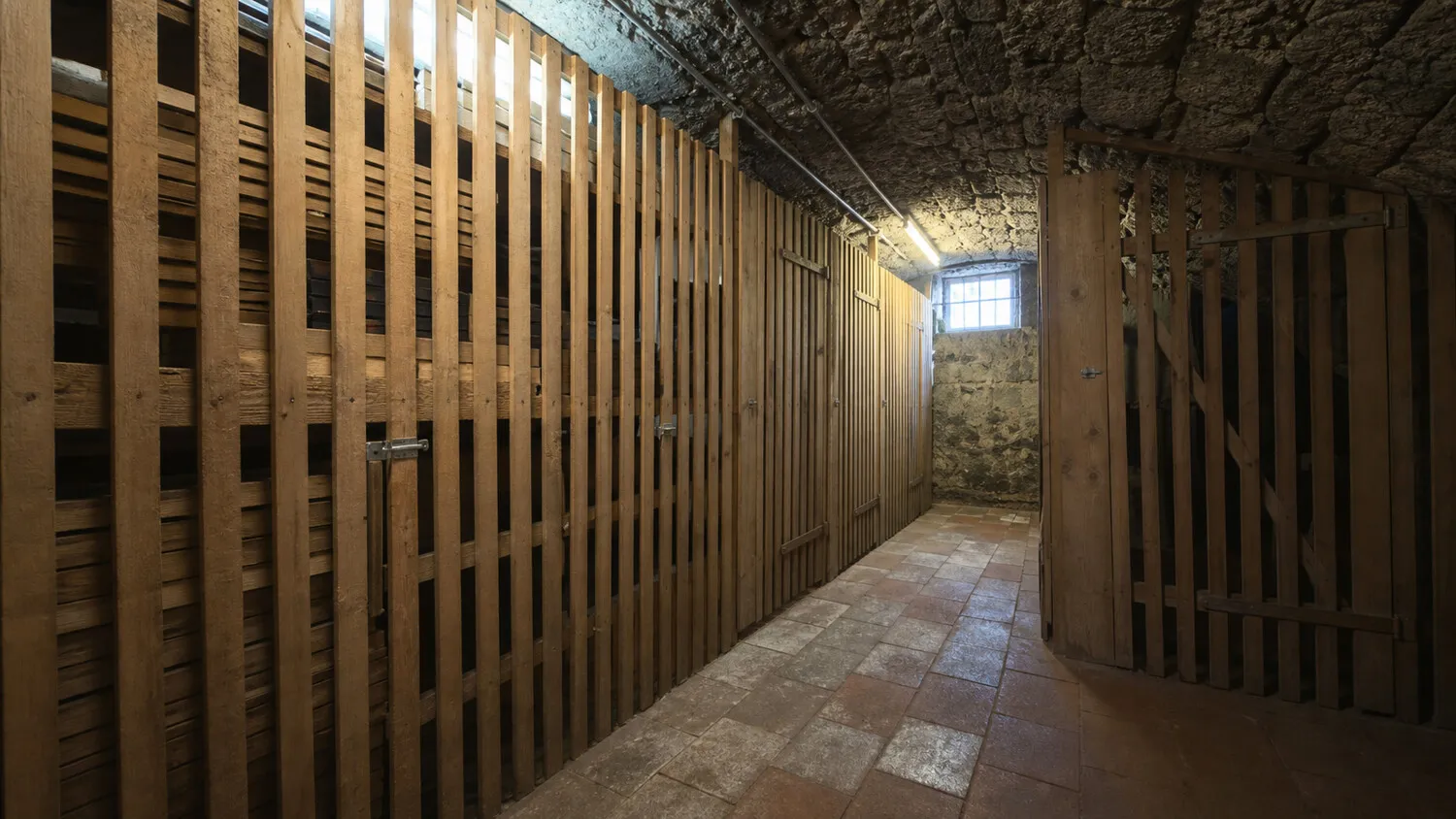 Teilunterkellertes Haus - 1 Keller je Wohnung