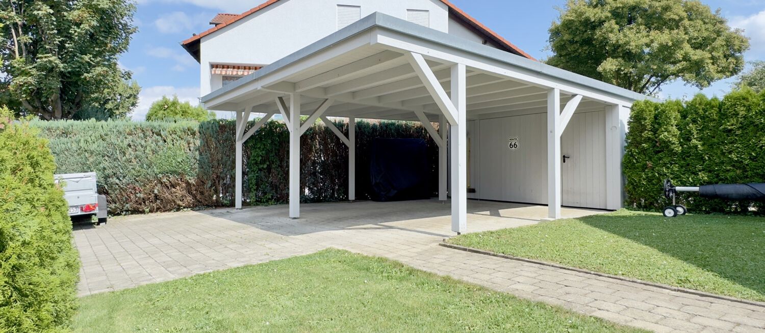 Geräumiger Carport mit Schuppen u.a. für Fahrräder und die neue Pool-Technik