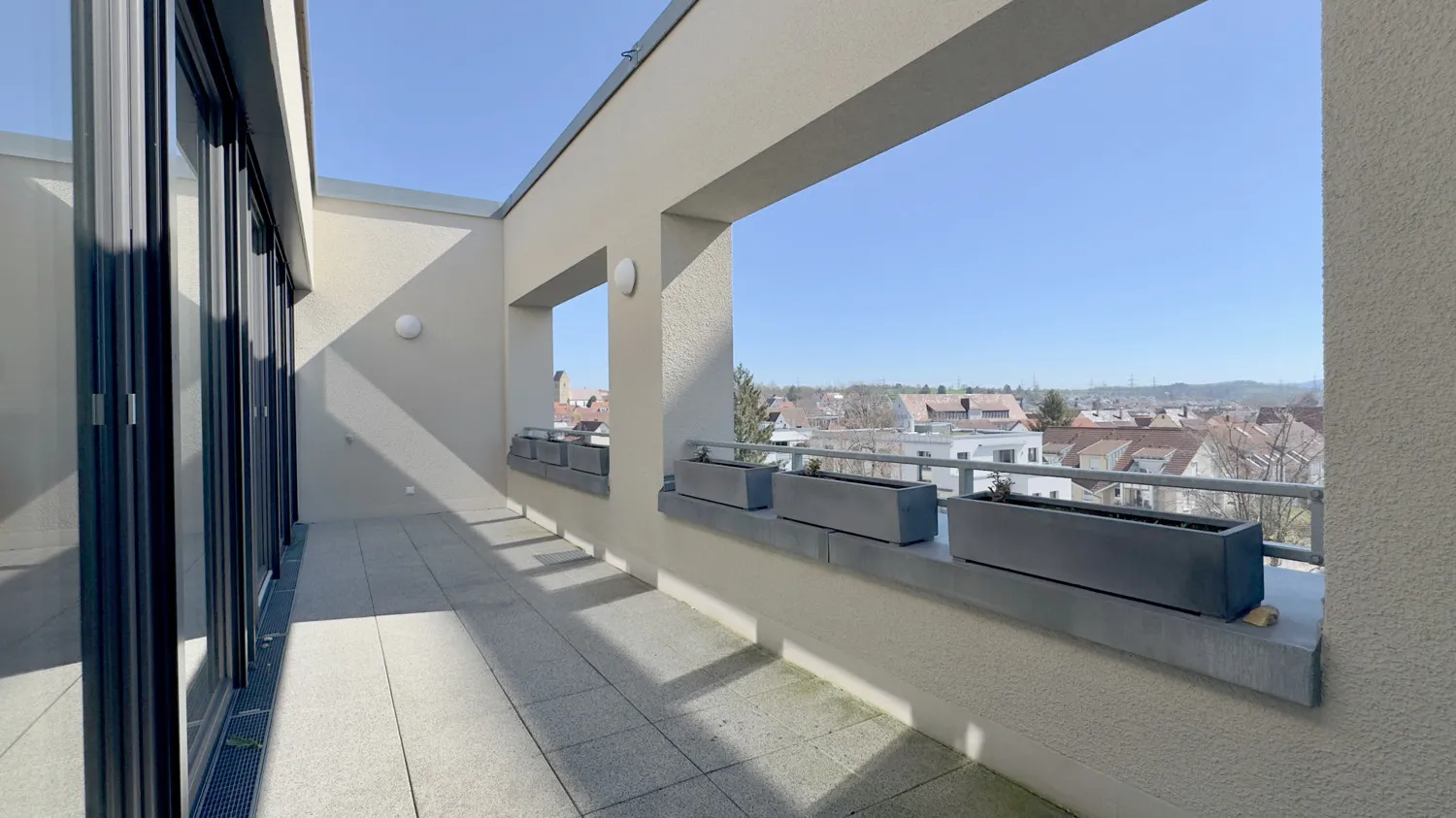 Balkon mit Platz für Erholung und Wohlfühlmomente