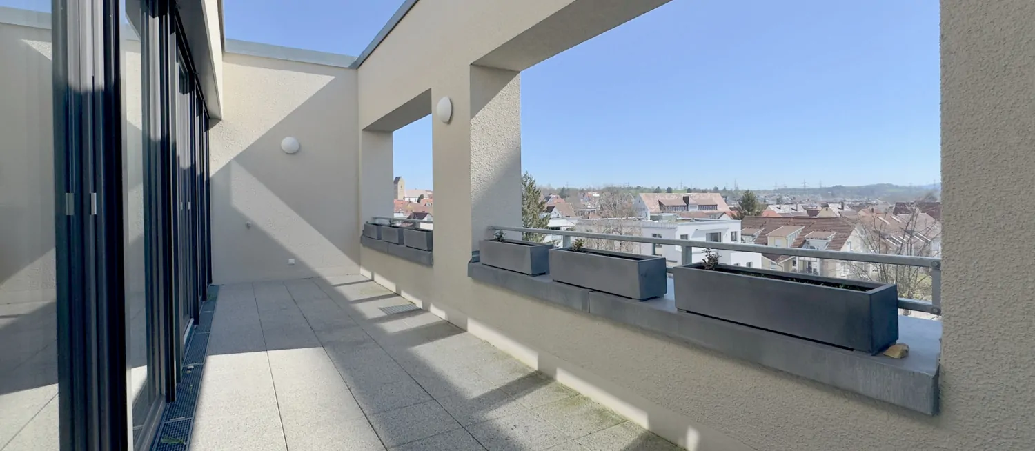 Balkon mit Platz für Erholung und Wohlfühlmomente