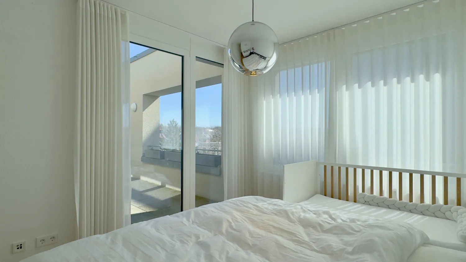 Elegantes Schlafzimmer mit Zugang zum Balkon