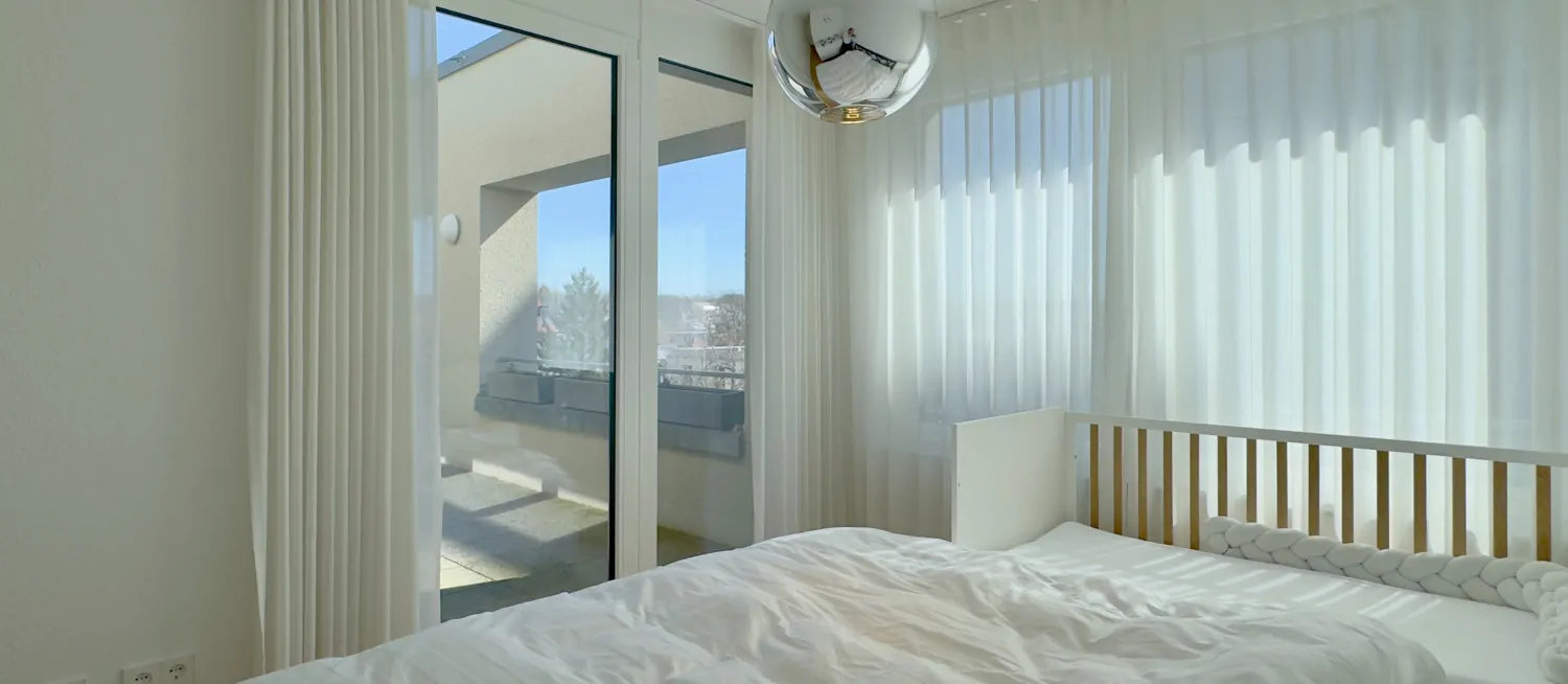 Elegantes Schlafzimmer mit Zugang zum Balkon