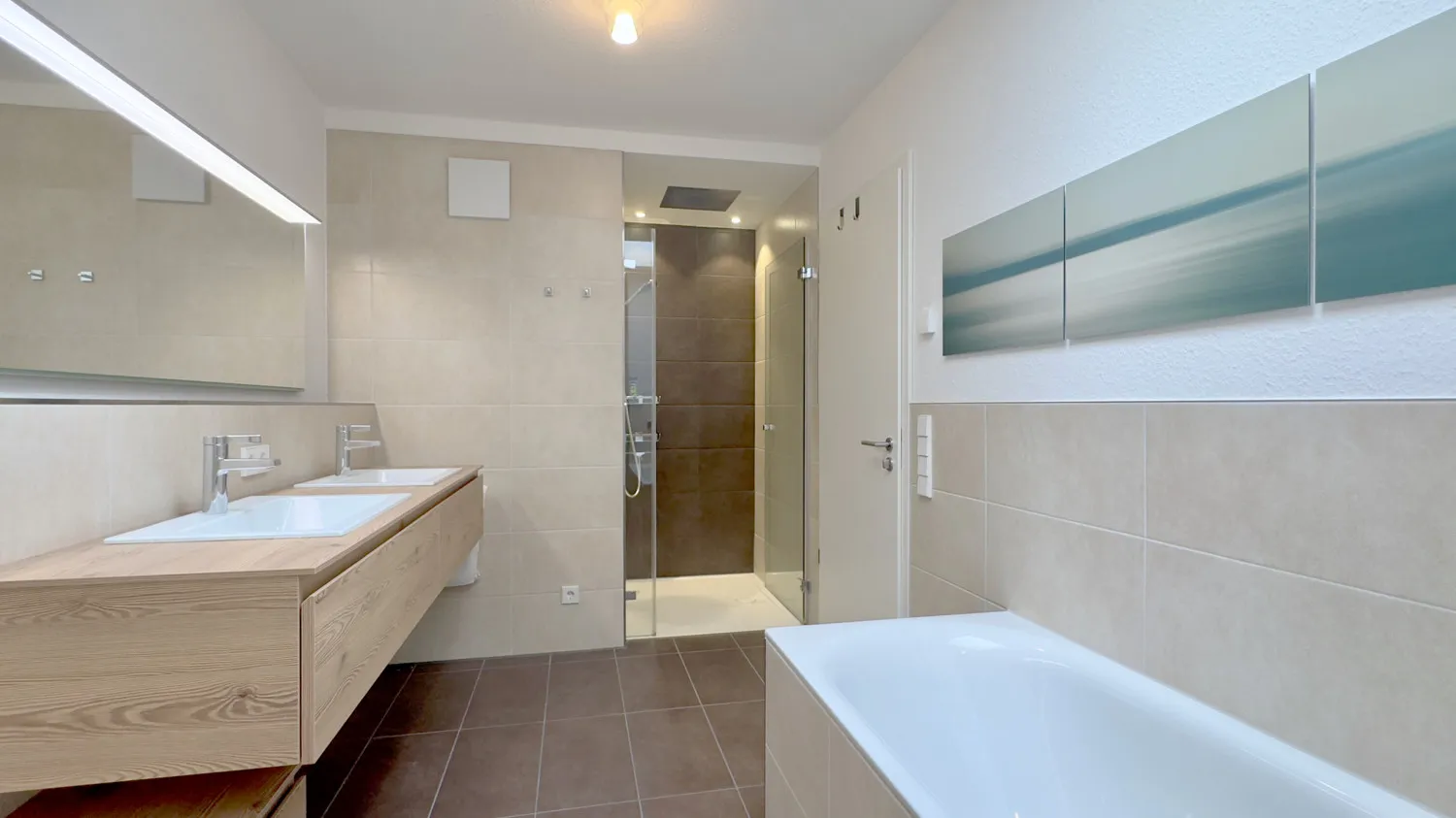 Großzügiges Badezimmer mit edler Ausstattung