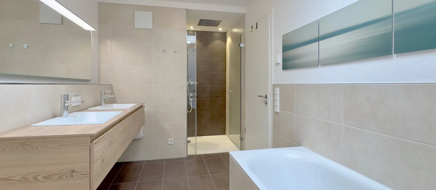 Großzügiges Badezimmer mit edler Ausstattung