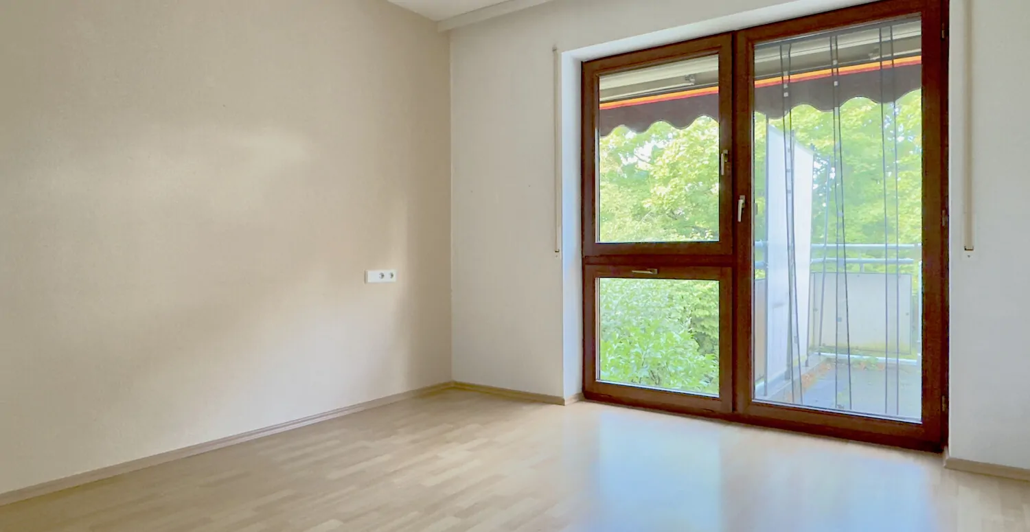 Kinderzimmer mit Zugang zum Balkon - aktueller Zustand