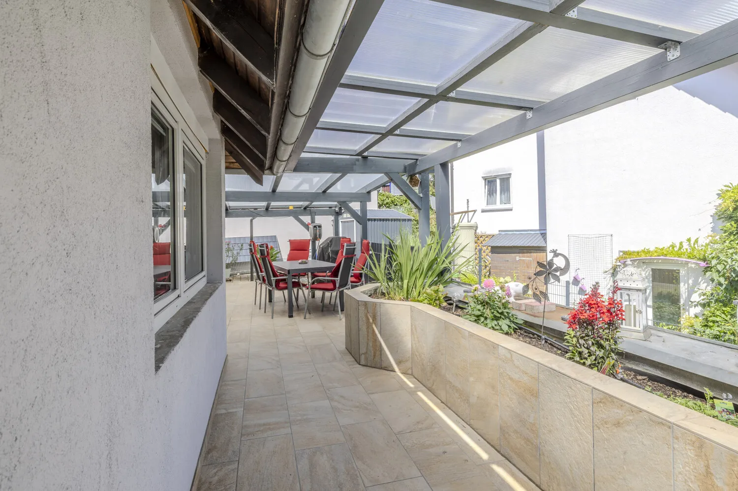 Seitlich überdachter Pergolabereich