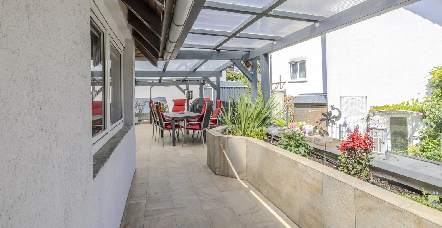 Seitlich überdachter Pergolabereich