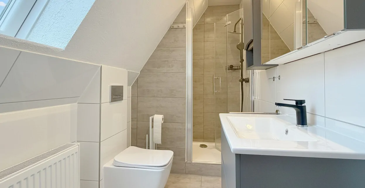 Bad mit Dusche und WC im Dachgeschoss
