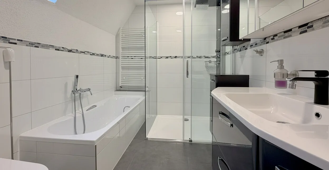 Modernes Badezimmer mit Badewanne, Dusche und WC
