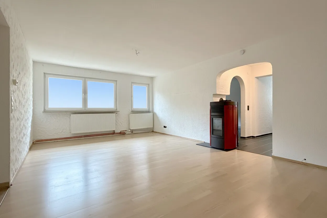 Geräumiges Wohnzimmer mit Zugang zur Küche