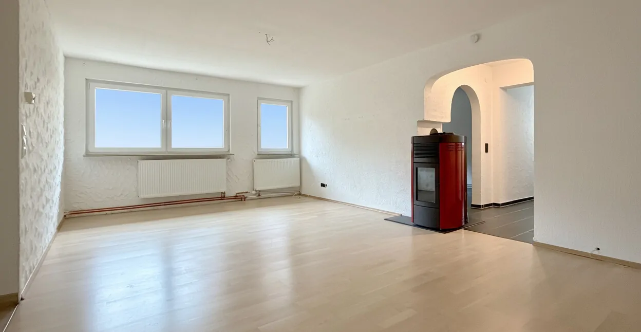 Geräumiges Wohnzimmer mit Zugang zur Küche