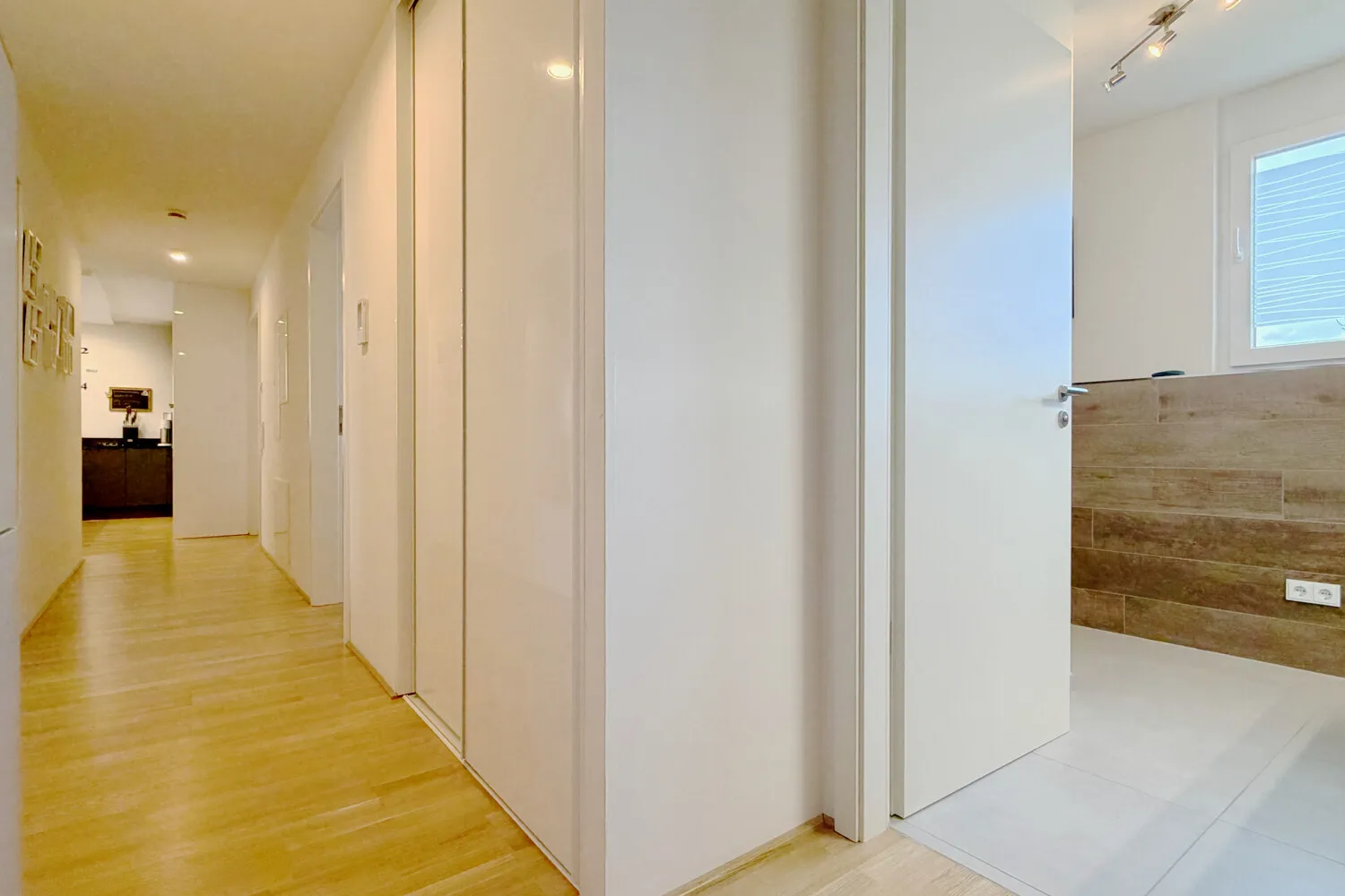 Großzügiger Flur mit hochwertigen Einbauschränken