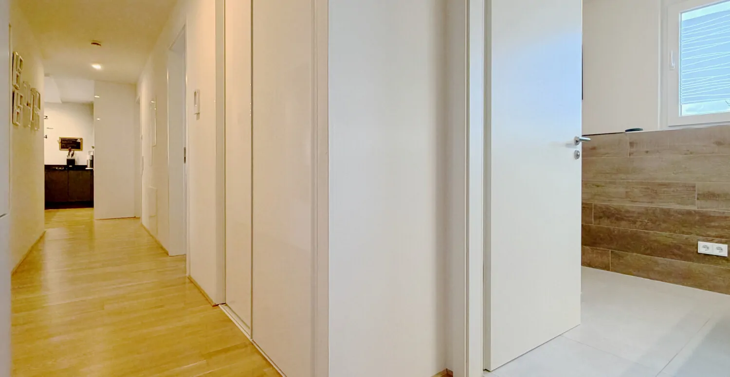 Großzügiger Flur mit hochwertigen Einbauschränken