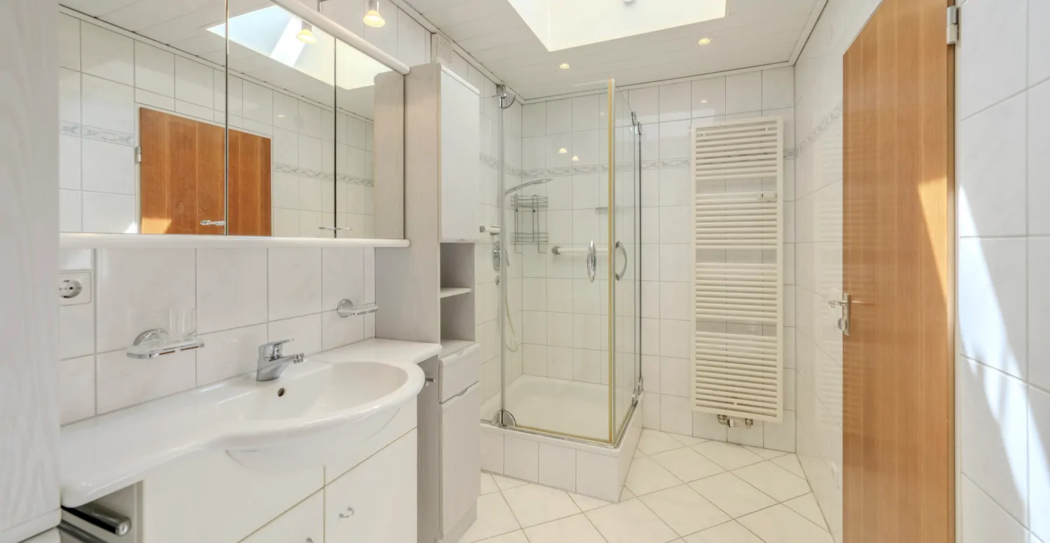 Lichtdurchflutetes Bad mit Lichtkuppel