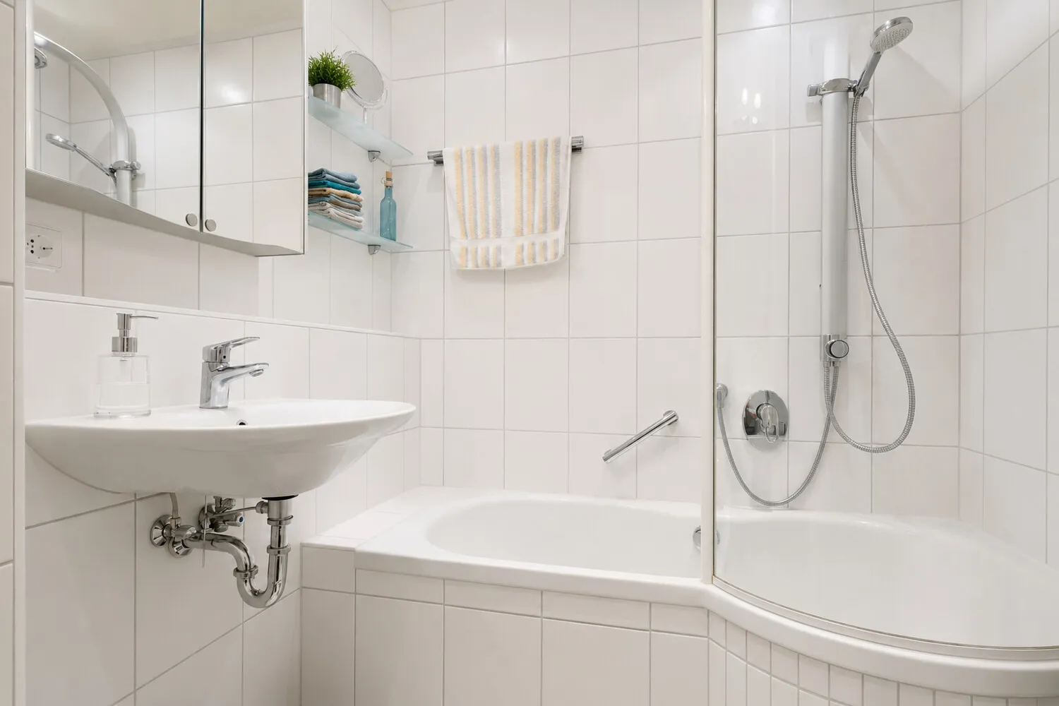 Bad mit Badewanne und WC