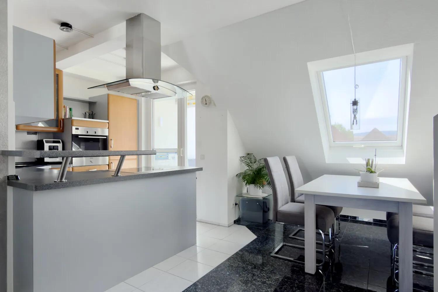 Offene Küche mit Zutritt zum Balkon