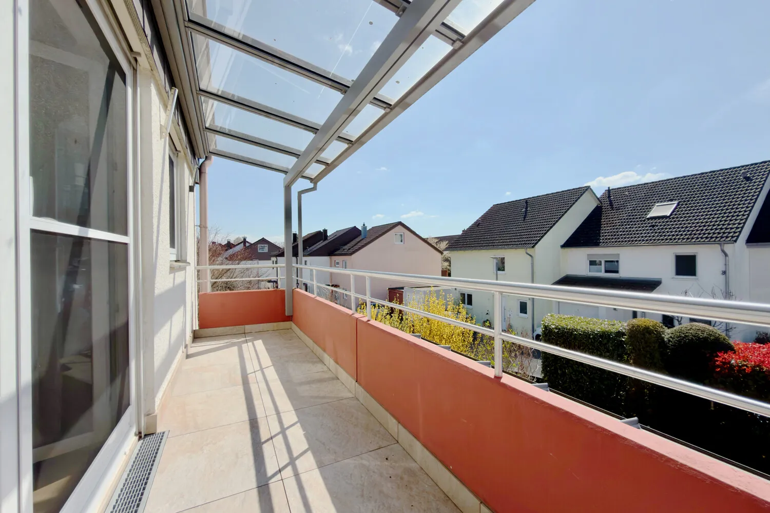 Südwest-Balkon mit Überdachung