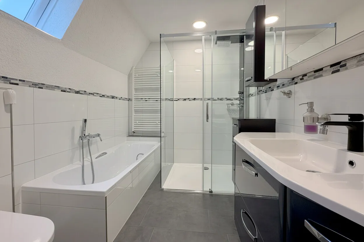 Modernes Badezimmer mit Badewanne, Dusche und WC