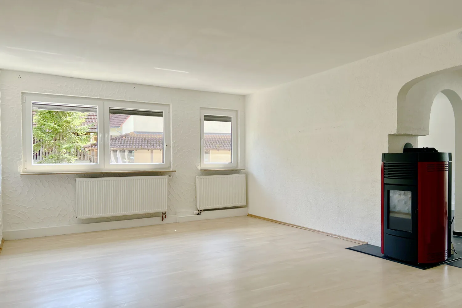 Geräumiges Wohnzimmer mit Zugang zur Küche