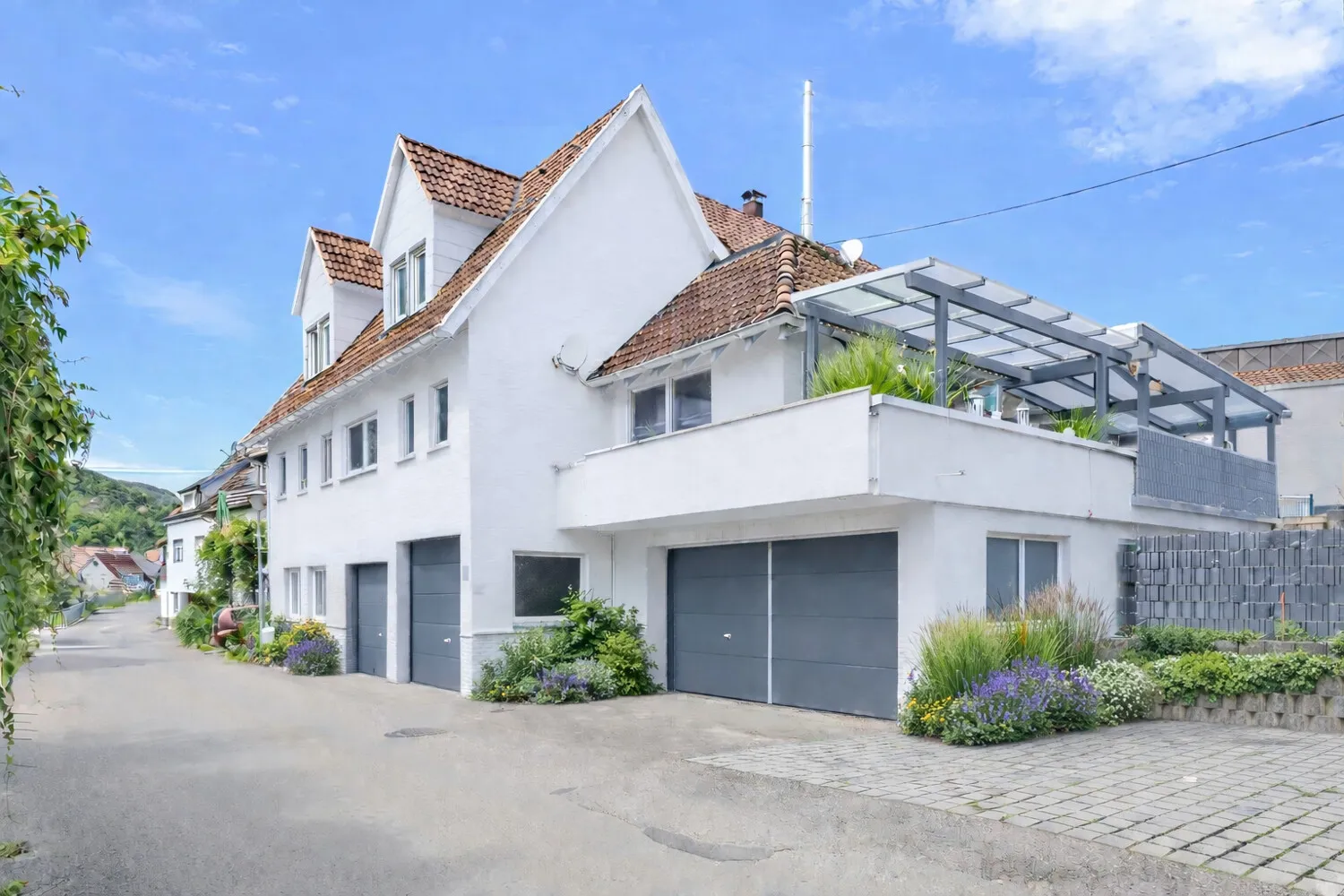 Hausansicht nach Fassadenanstrich