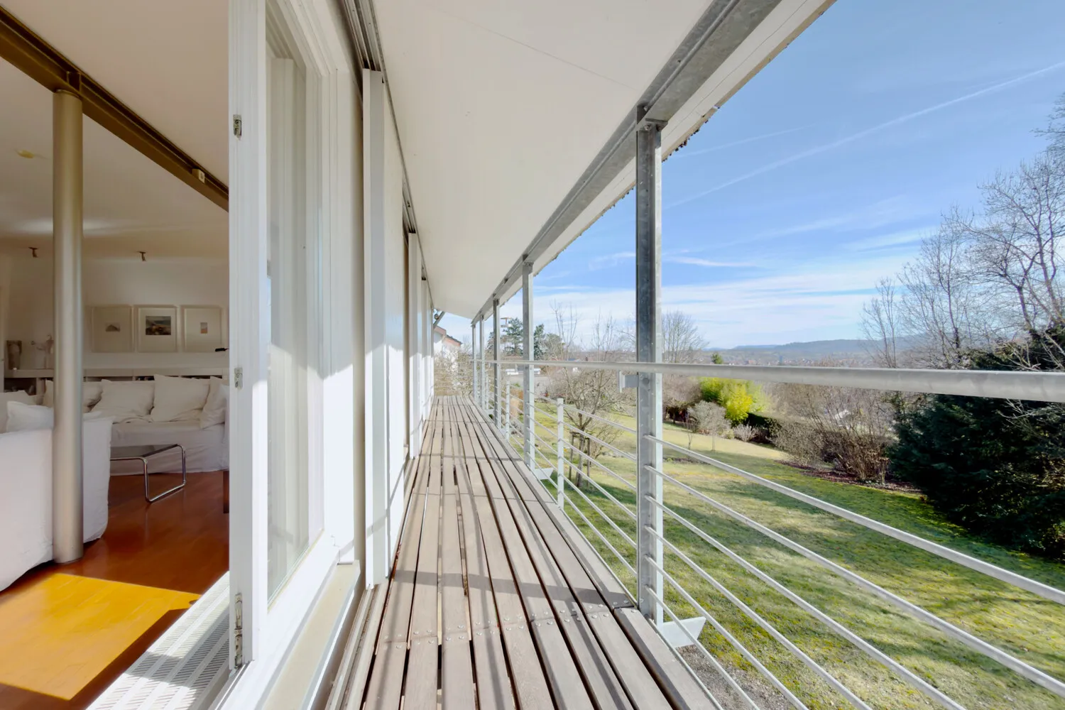 Schmaler Balkon zur Gartenseite