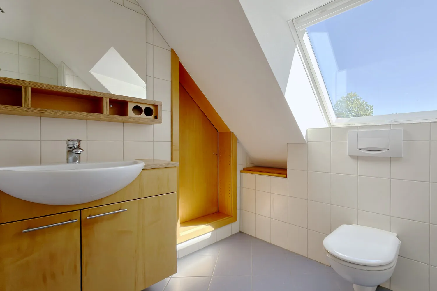 Tageslicht-Badezimmer im Dachgeschoss Ansicht II