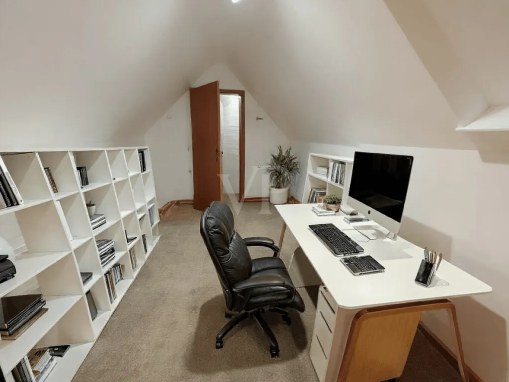 Spitzboden (mit KI eingerichtet)