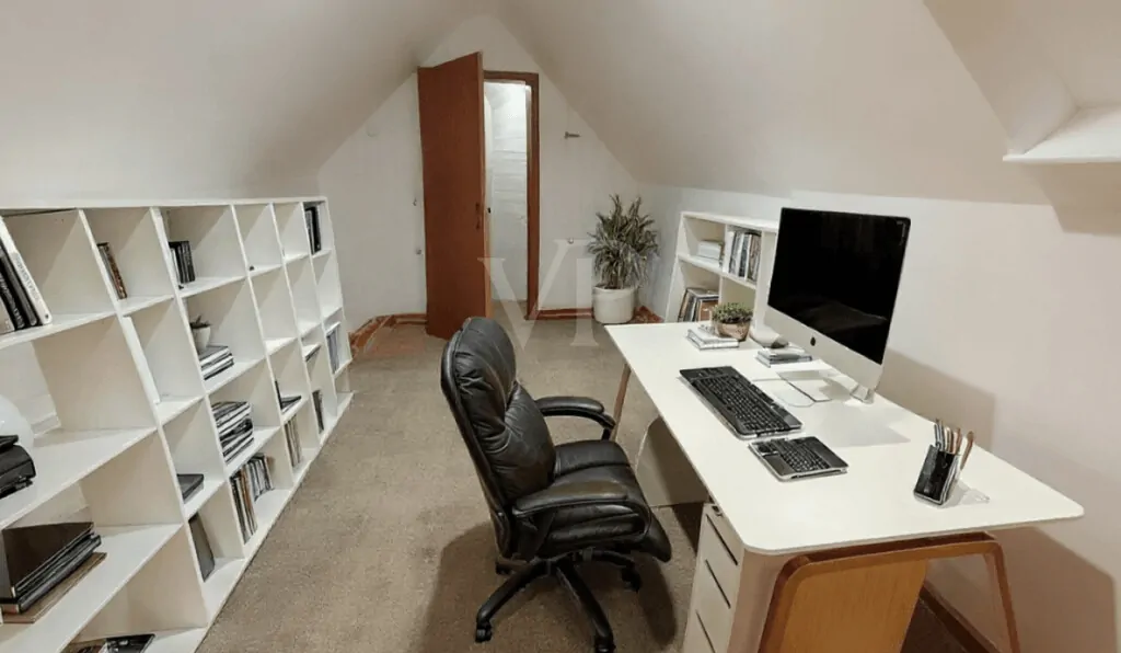 Spitzboden (mit KI eingerichtet)