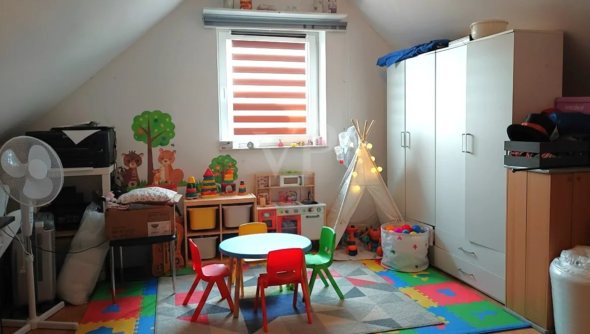 Spitzboden (mit KI neu eingerichtet)