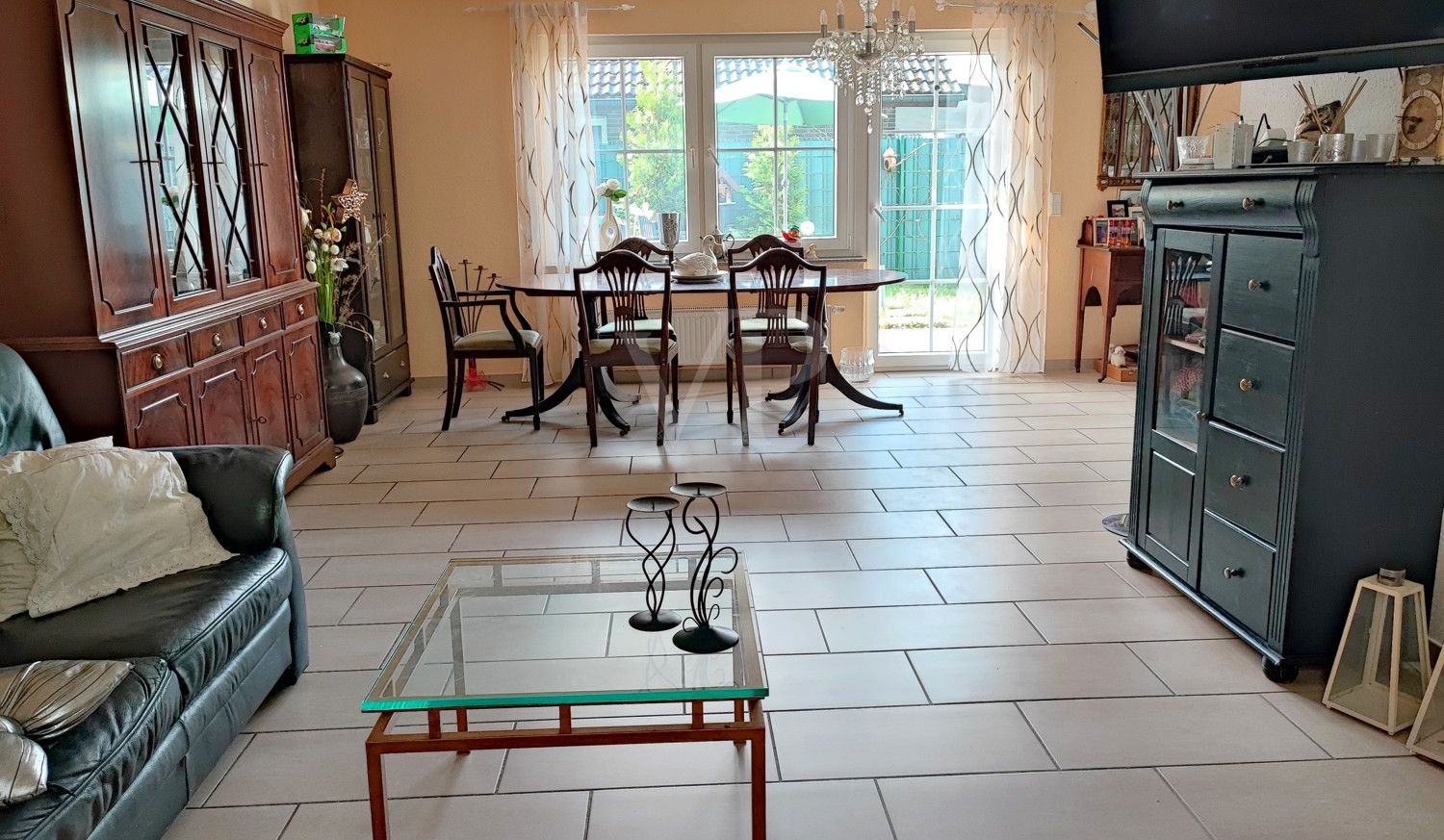 Wohnzimmer mit Blick zur Terrasse