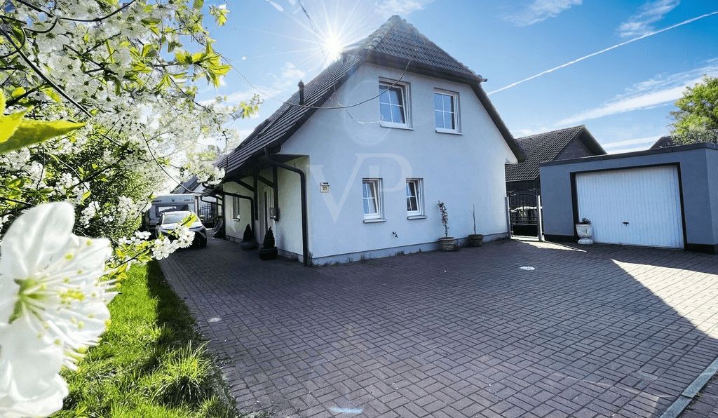 Vorderansicht mit Garage und Stellplatz