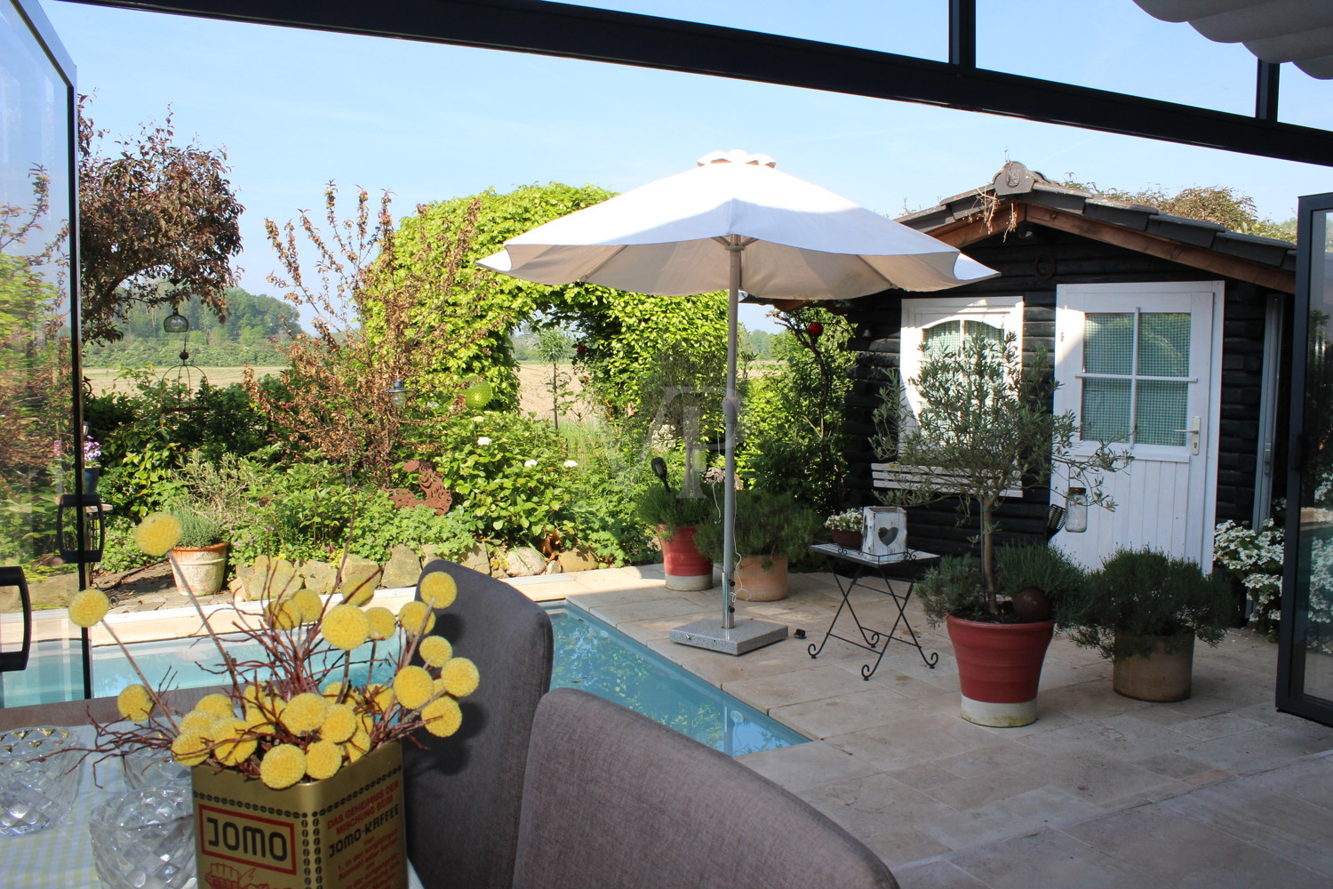 Terrasse mit Blick in den Garten