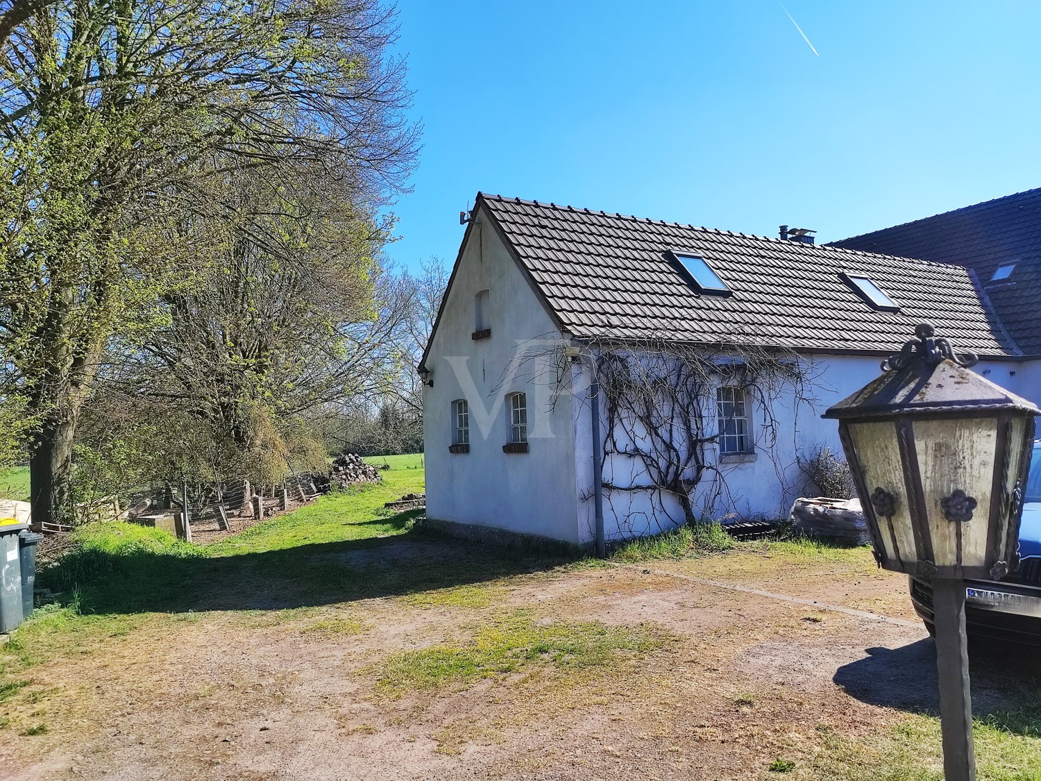 vordere Seite der Immobilie