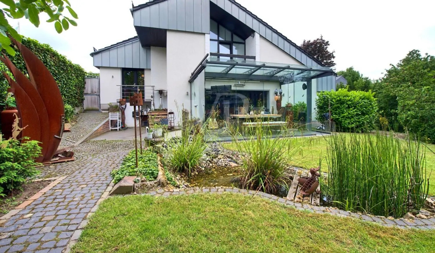 Architektenhaus der Extraklasse mit Schwimmteich und Traumgarten