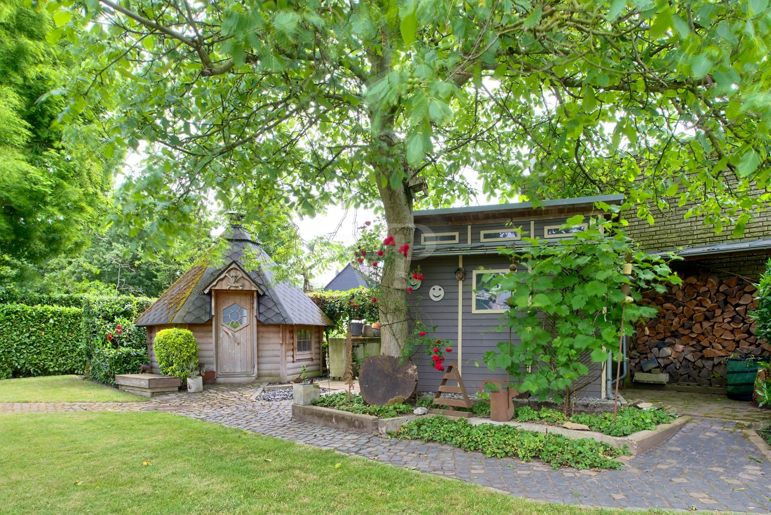 Gartenhaus und Grillhütte