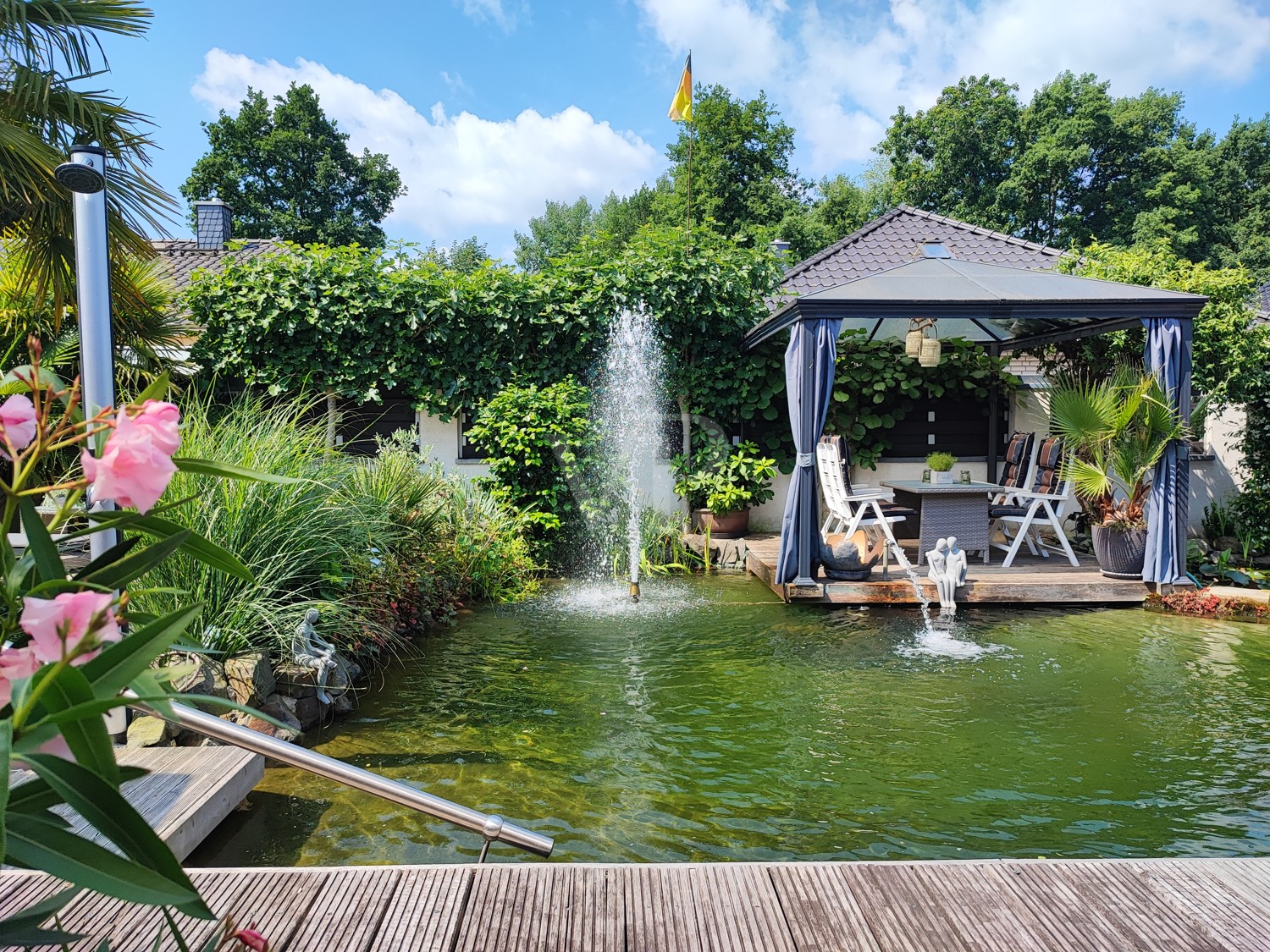 *Einzigartiges Schmuckstück in Toplage* 
Ihr Luxus-Bungalow mit privatem Schwimmteich