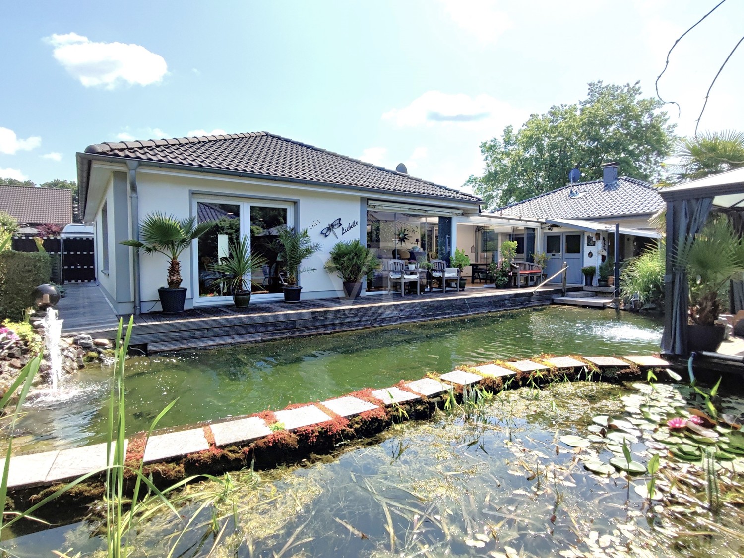 *Einzigartiges Schmuckstück in Toplage* 
Ihr Luxus-Bungalow mit privatem Schwimmteich