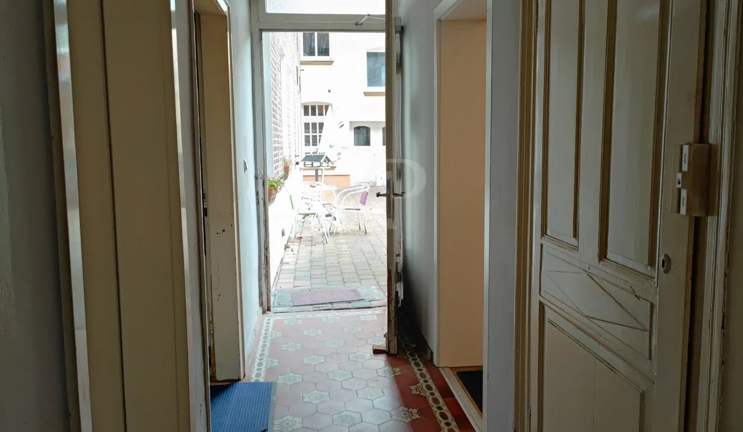 Flur mit Blick in den Innenhof