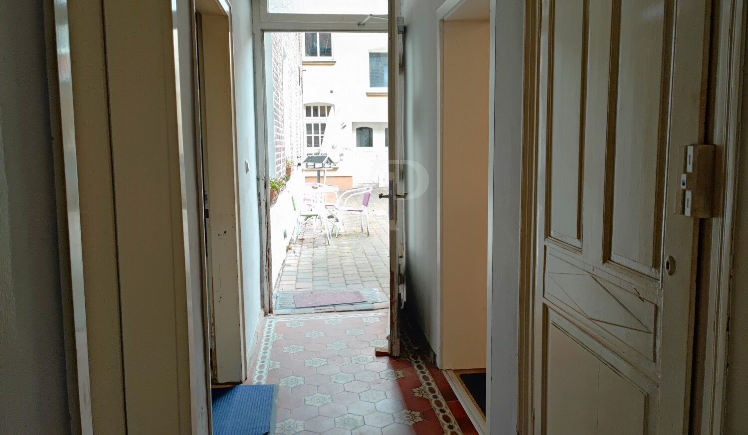 Flur mit Blick in den Innenhof