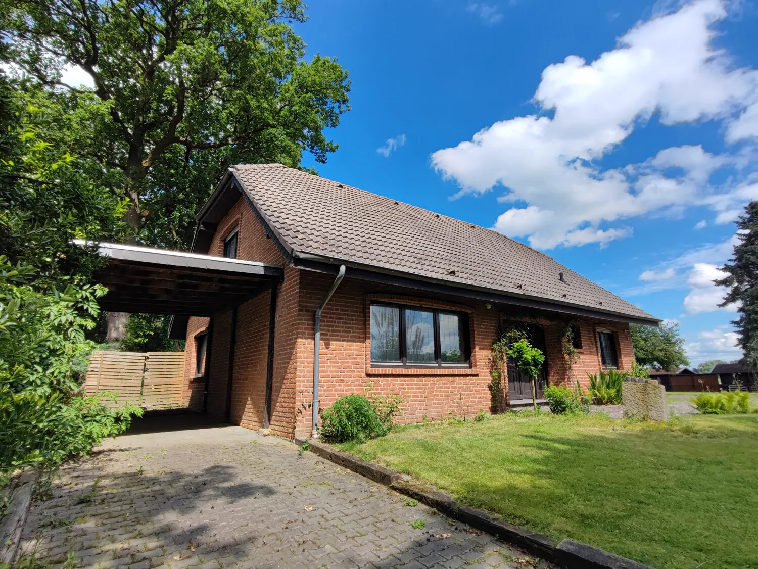 Vorderansicht mit Carport